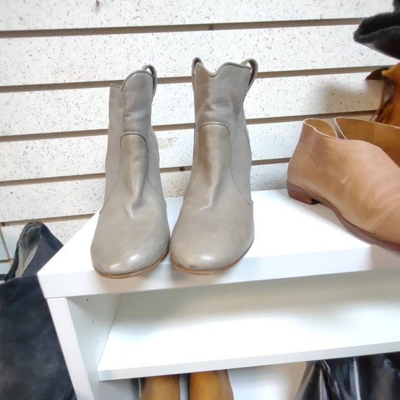 Taupe booties with chunky heels size 36 (US Equiv. 5.5) - Picture 4 of 6